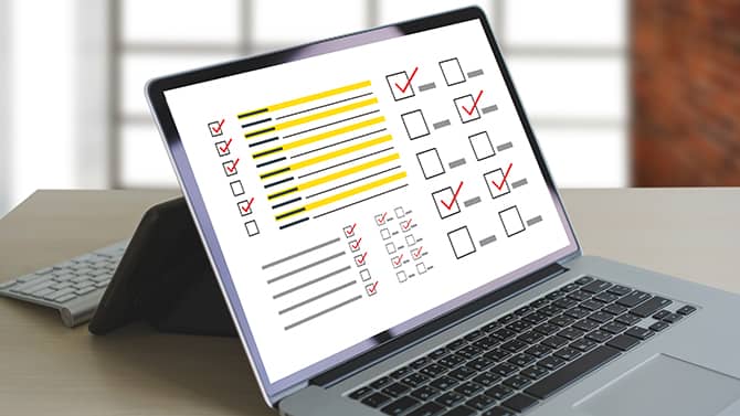 Genom att använda en personlig checklista för cybersäkerhet kan du se till att du täcker in de viktigaste vanorna för cyberhygien. Bilden visar en bärbar dator med en checklista på skärmen.