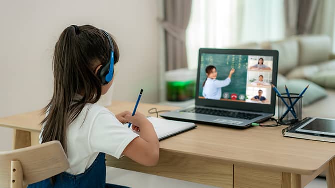 Children's Online Privacy Protection Act är utformad för att skydda barn under 13 år från att få sin personliga information insamlad på internet. Bilden visar en ung flicka som använder en bärbar dator för fjärrundervisning.