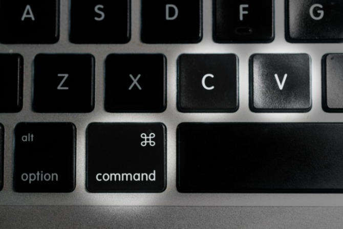 En närbild på ett tangentbord på en MacBook